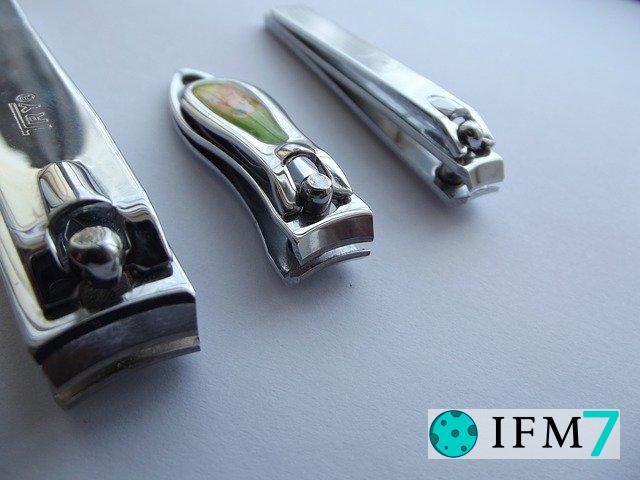 soñar cortando uñas